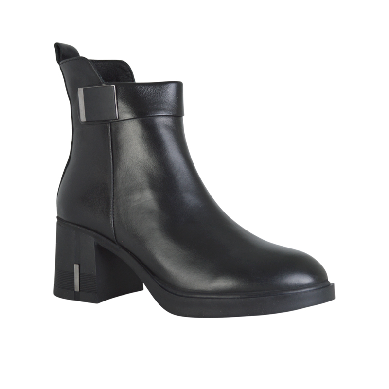 შუზი Molly Bessa